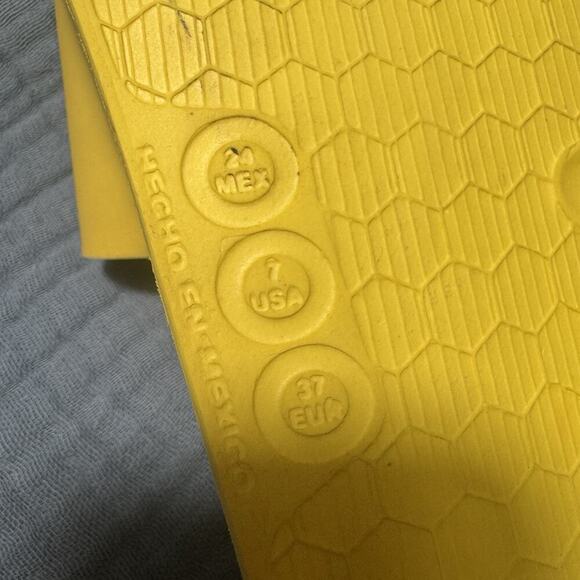 These are officially licensed SpongeBob SquarePants slide sandals. size 7 - Picture 5 of 6